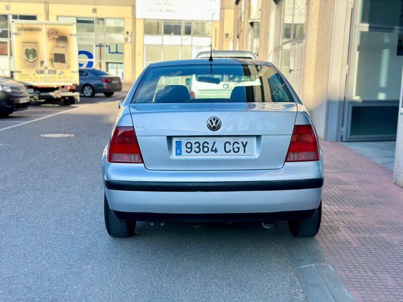 VOLKSWAGEN BORA 1.6 gasolina 105cv