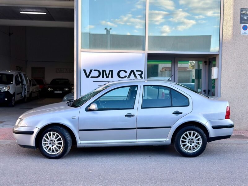 VOLKSWAGEN BORA 1.6 gasolina 105cv
