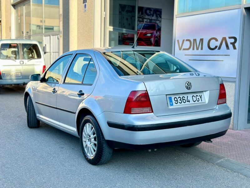 VOLKSWAGEN BORA 1.6 gasolina 105cv
