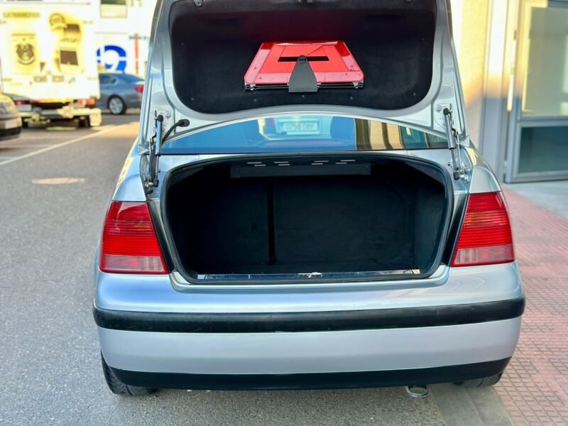 VOLKSWAGEN BORA 1.6 gasolina 105cv